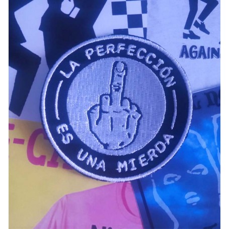 la perfección es una mierda parche bordado